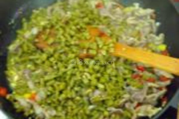 酸豆角炒鸡杂的做法图解4