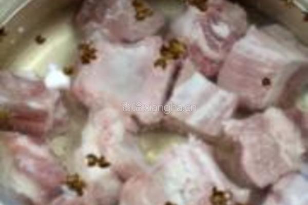荔枝皮蛋炖排骨的做法图解4