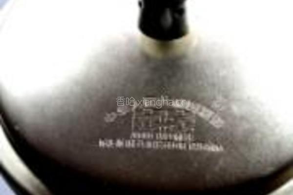 荔枝皮蛋炖排骨的做法图解6
