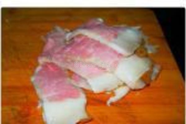 包菜小炒腊肉片的做法图解3