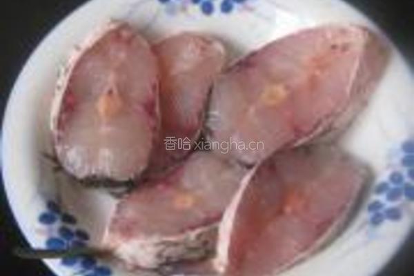 煎草鱼块的做法图解1