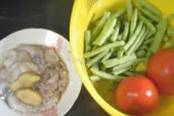茄汁鱿鱼四季豆的做法图解1