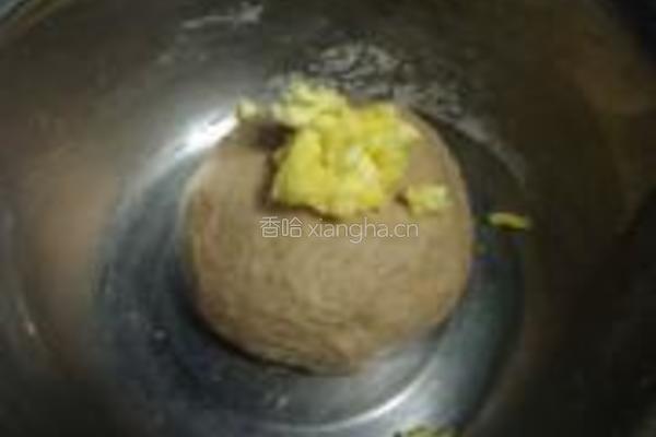 玉米肠肉桂面包卷的做法图解3