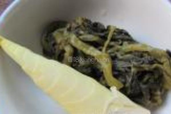 咸菜春笋烧小黄鱼的做法图解1