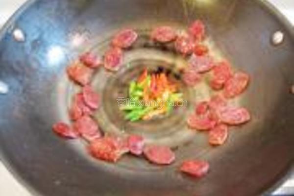 豆腐干炒香肠的做法图解5