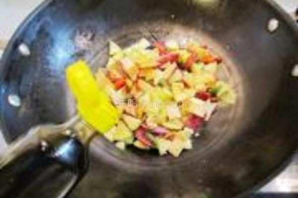豆腐干炒香肠的做法图解8