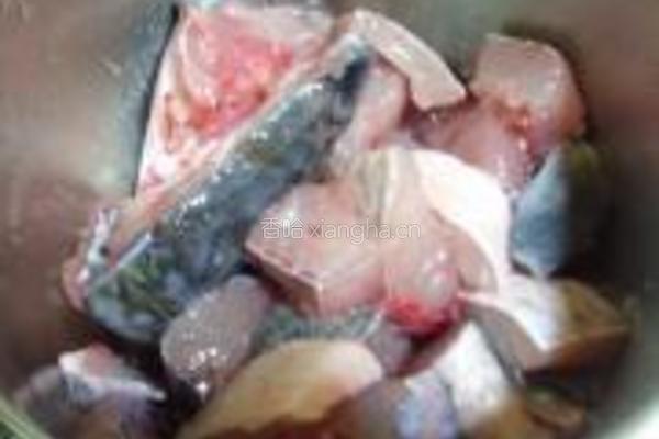 啤酒鱼炖豆腐的做法图解1