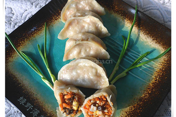 平菇胡萝卜烫面蒸饺