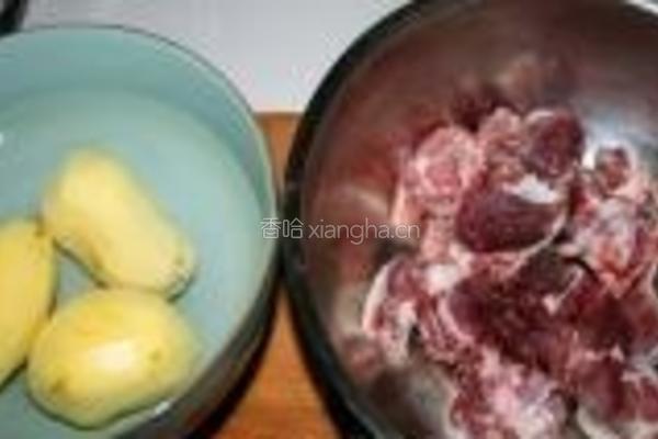 土豆烧排骨的做法图解1