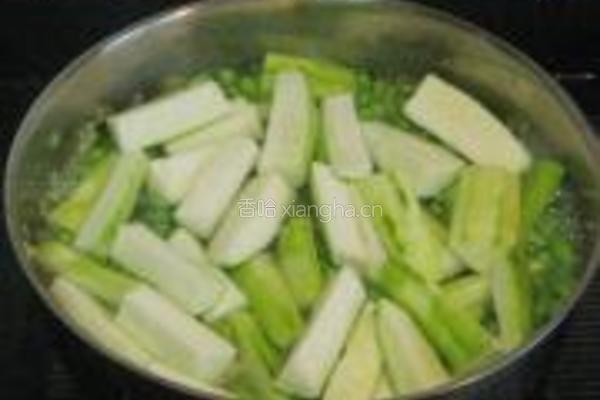 鲜虾丝瓜毛豆汤的做法图解2
