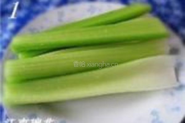 西芹炒虾仁的做法图解1