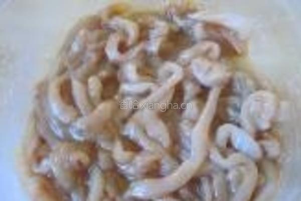 鸡丝炒青红椒腰果的做法图解1