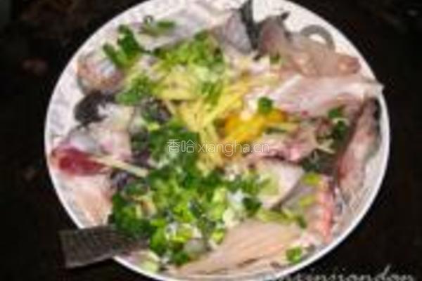 鱼骨莼菜粥的做法图解1