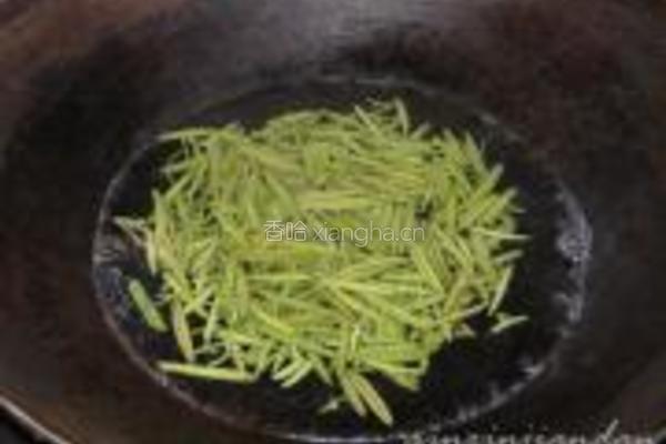 鱼骨莼菜粥的做法图解3