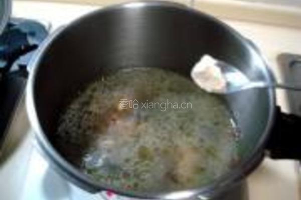 黄豆花生煲猪脚的做法图解12