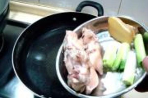 黄豆花生煲猪脚的做法图解4