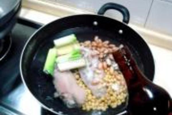 黄豆花生煲猪脚的做法图解6