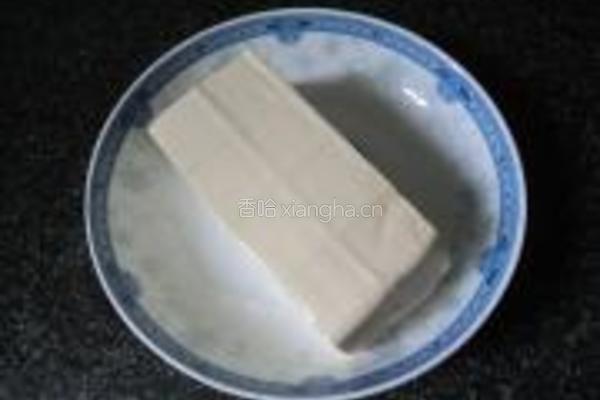 草鱼煮豆腐的做法图解1
