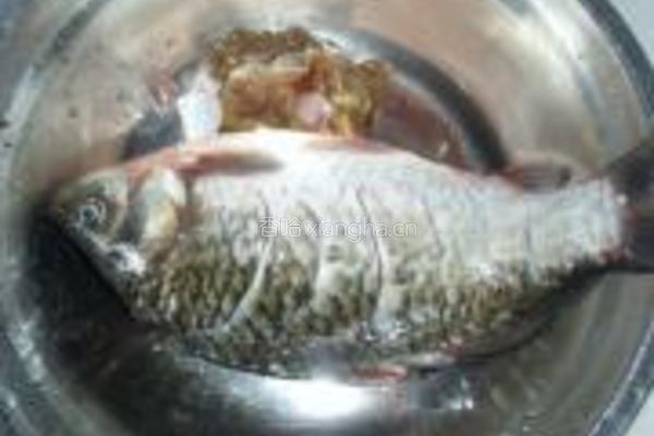 茼蒿鲫鱼豆腐汤的做法图解2