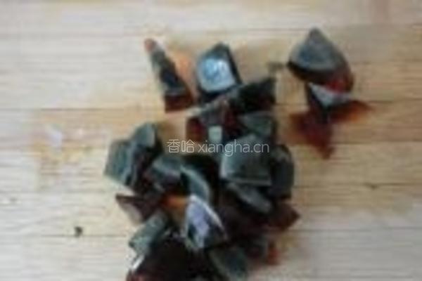 香椿皮蛋拌豆腐的做法图解2