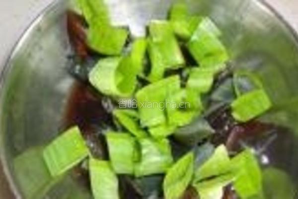 香椿皮蛋拌豆腐的做法图解3