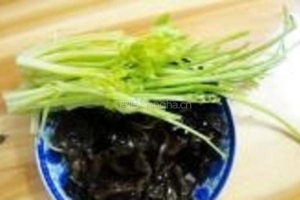 芹菜木耳炒肉丝的做法图解1