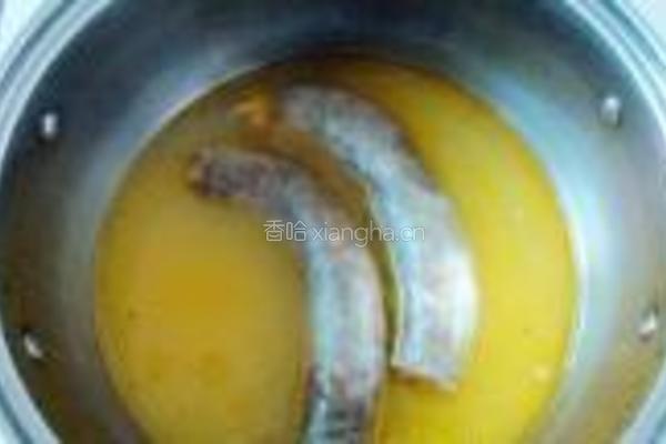 腊肠拌茼蒿的做法图解1