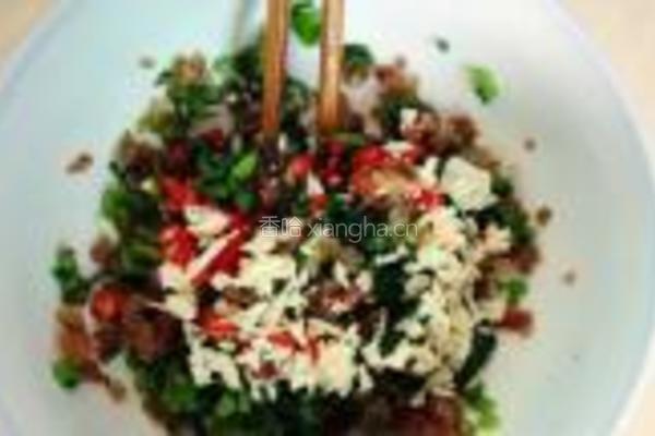 腊肠拌茼蒿的做法图解7