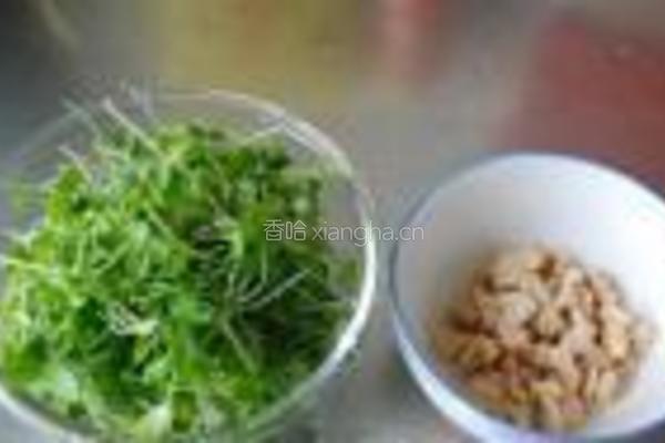 香椿苗拌核桃仁的做法图解2