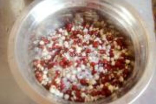 薏米红豆粥的做法图解3