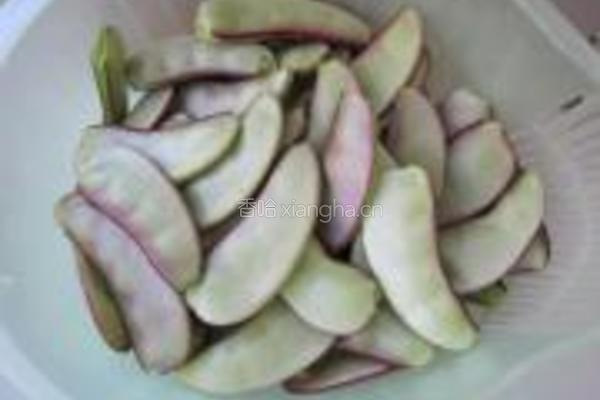 扁豆烧山芋的做法图解1