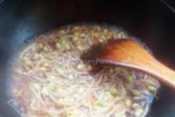 黄豆芽炖粉条的做法图解6