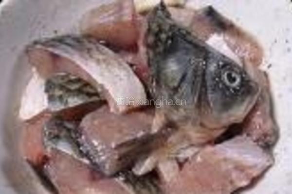大蒜炆鱼的做法图解2