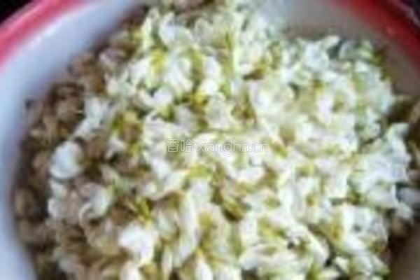 槐花鸡蛋饼的做法图解1