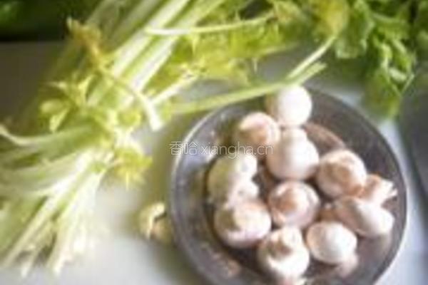 芹菜炒口蘑的做法图解1
