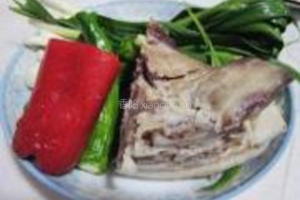 大蒜炒回锅肉的做法图解1
