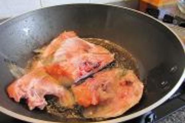 豆腐焖三文鱼头的做法图解2