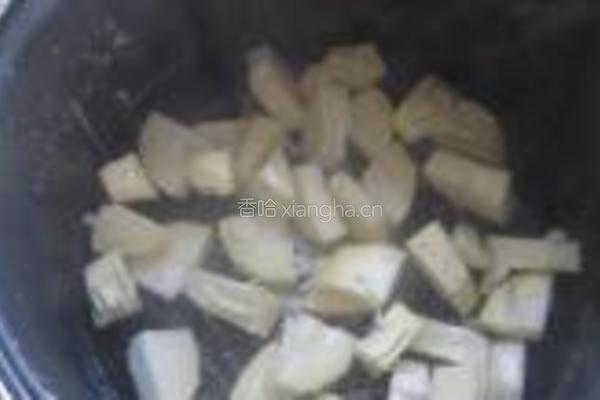 茶树菇冬笋排骨汤的做法图解6