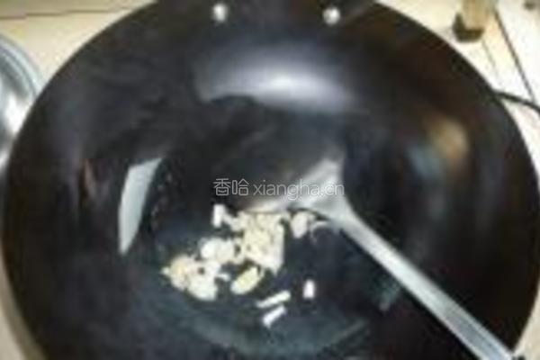 辣椒炒蚕蛹的做法图解3