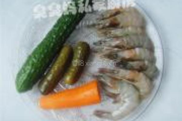 酸黄瓜炒凤尾虾的做法图解1