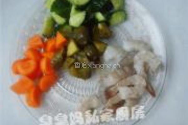 酸黄瓜炒凤尾虾的做法图解2