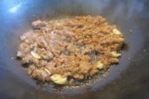 果仁鸡肉蓉炒秋葵的做法图解4