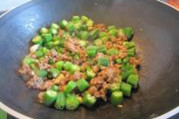 果仁鸡肉蓉炒秋葵的做法图解5