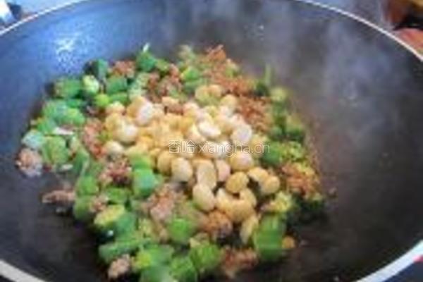 果仁鸡肉蓉炒秋葵的做法图解6
