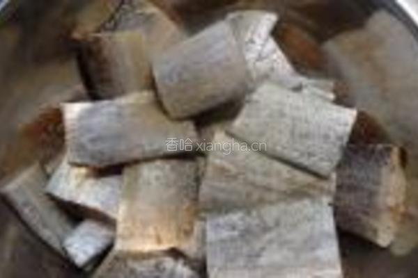 剁椒烧带鱼的做法图解1