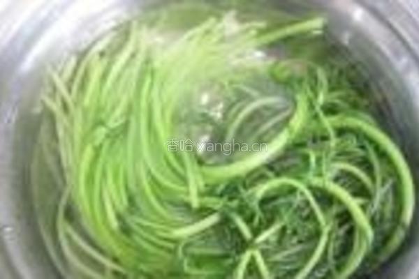 茼蒿炒鸡蛋的做法图解1
