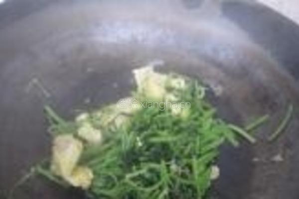 茼蒿炒鸡蛋的做法图解7