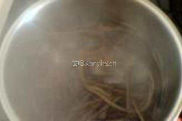 蒲公英拌蕨菜的做法图解1