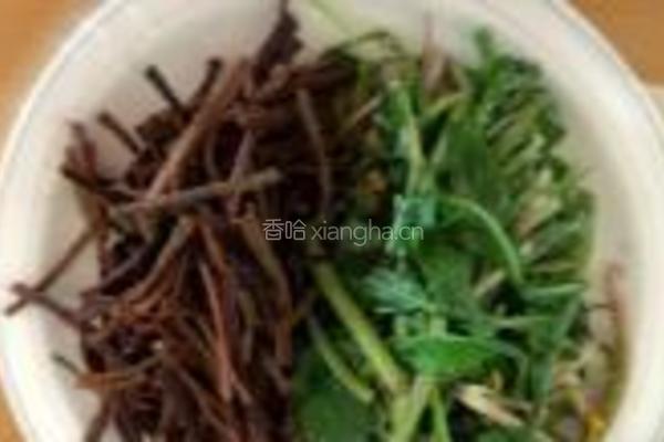 蒲公英拌蕨菜的做法图解3