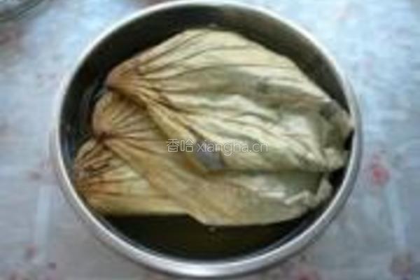 蜜汁梅肉荷叶饭的做法图解2